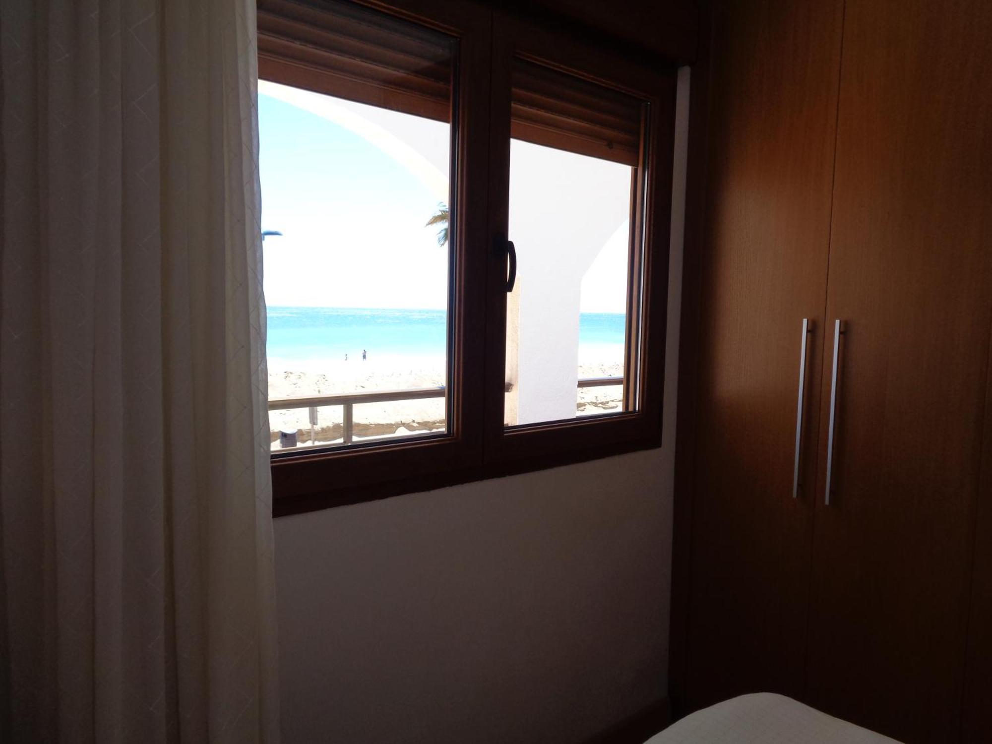 Apartamentos Benedicto XIII: Beachfront with Parking & Modern Amenities Peniscola Exterior photo