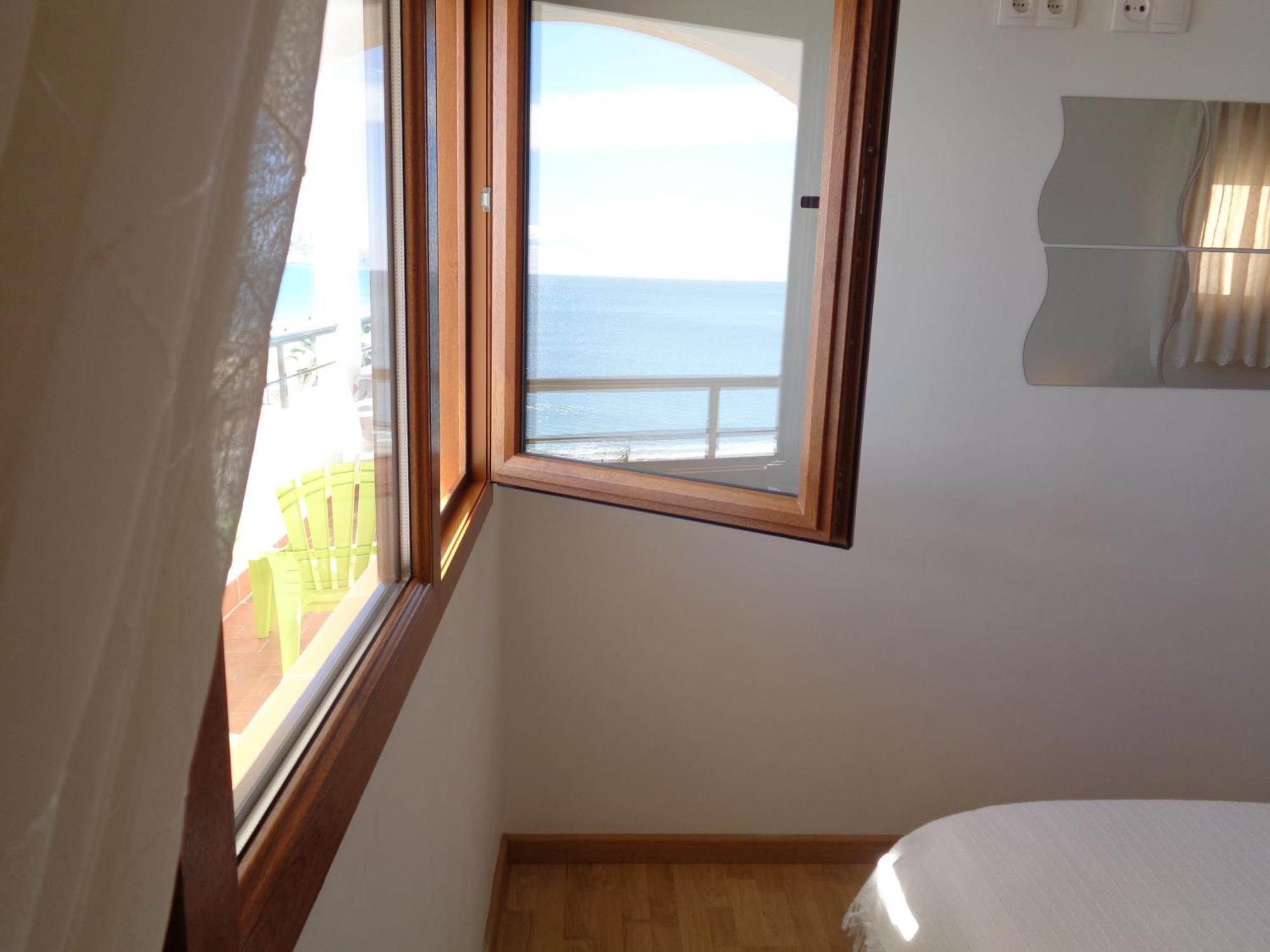 Apartamentos Benedicto XIII: Beachfront with Parking & Modern Amenities Peniscola Exterior photo