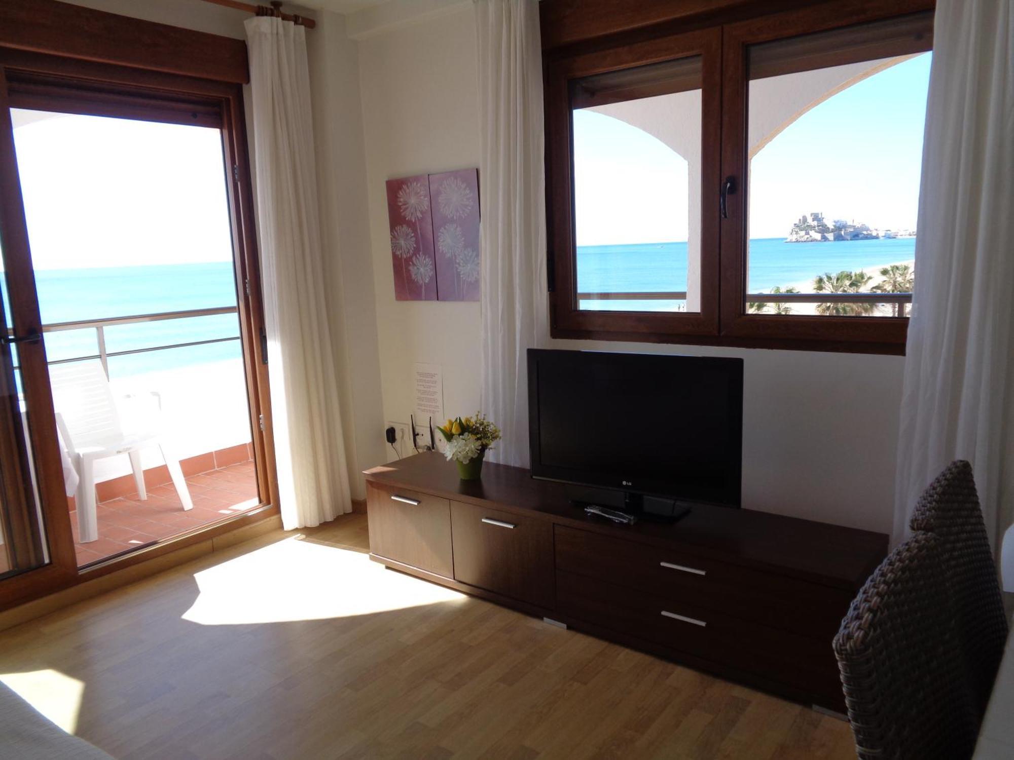 Apartamentos Benedicto XIII: Beachfront with Parking & Modern Amenities Peniscola Exterior photo