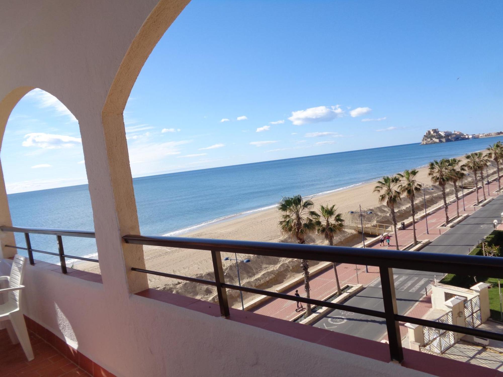 Apartamentos Benedicto XIII: Beachfront with Parking & Modern Amenities Peniscola Exterior photo