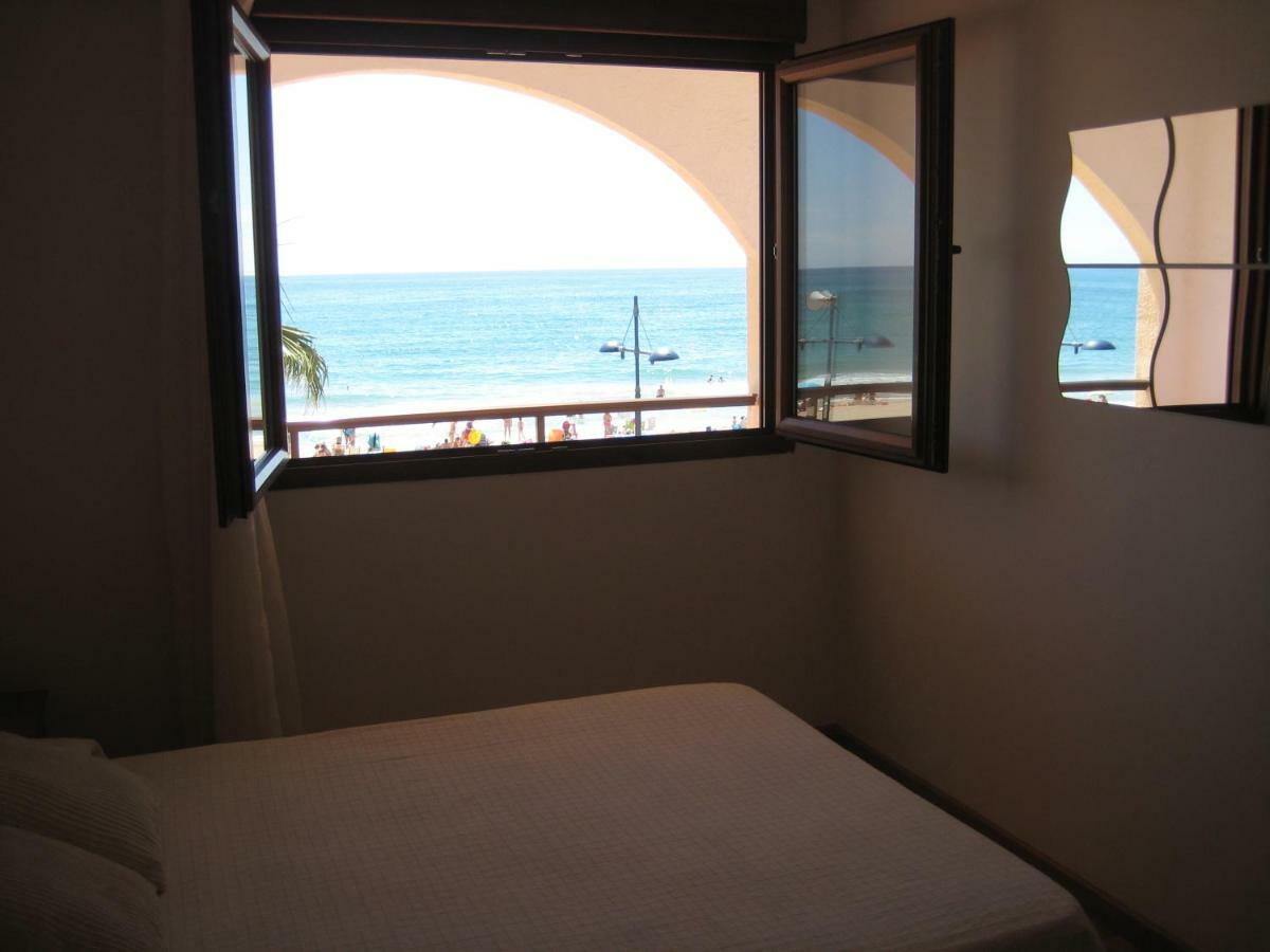 Apartamentos Benedicto XIII: Beachfront with Parking & Modern Amenities Peniscola Exterior photo